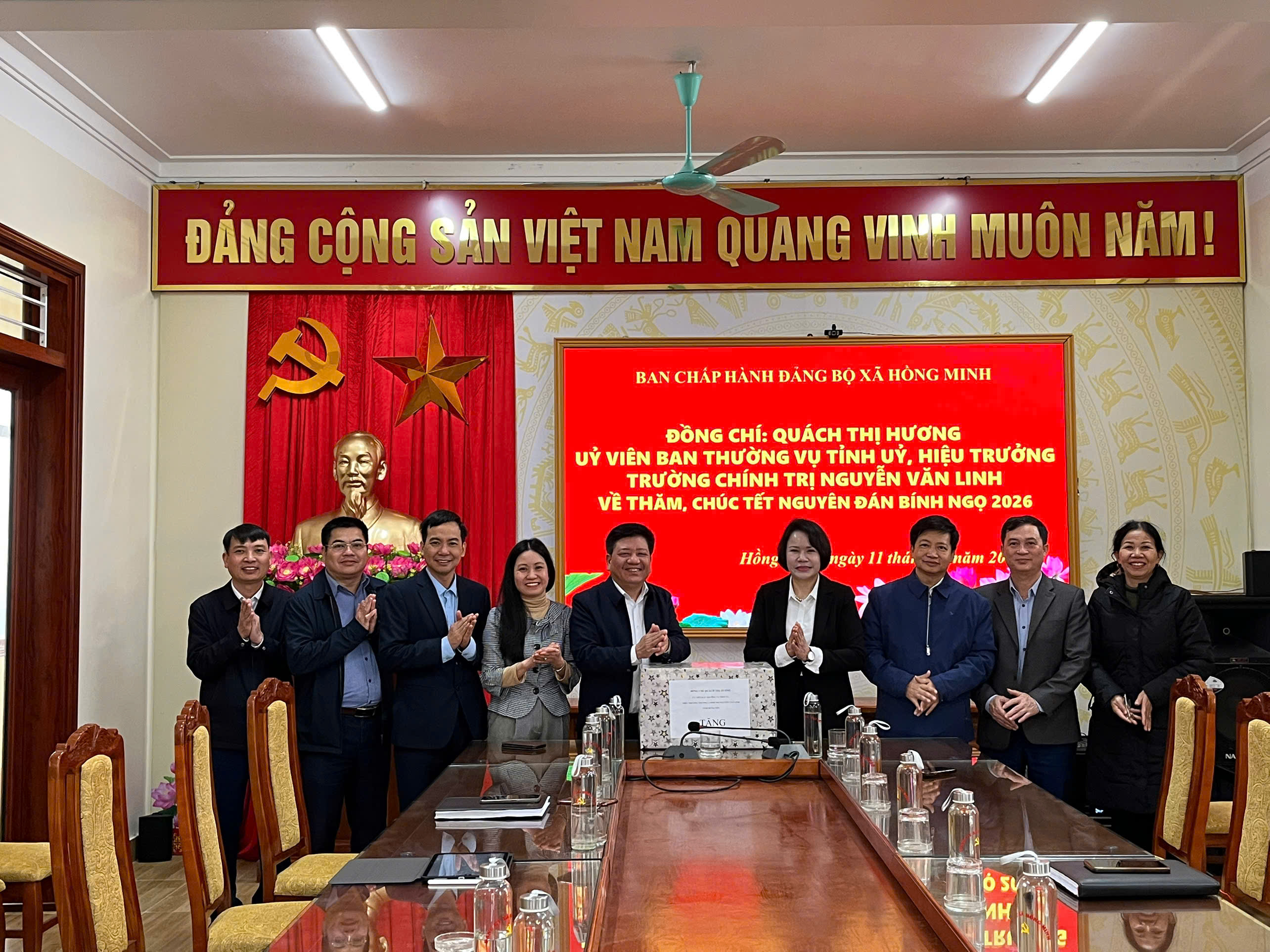 Đồng chí Quách Thị Hương - Ủy viên Ban Thường vụ Tỉnh ủy, Hiệu trưởng Trường Chính trị Nguyễn Văn Linh đã tới thăm, chúc Tết tại Đảng ủy xã Hồng Minh và đồng chí Nguyễn Thế Tri (thôn An Tiến) - đảng viên tiêu biểu của xã.