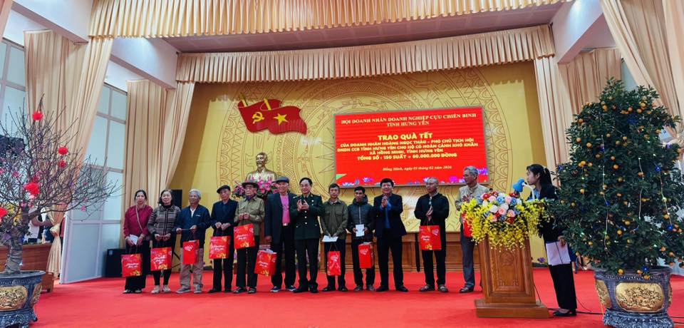 Hội Doanh nghiệp, doanh nhân Cựu chiến binh tỉnh Hưng Yên đã phối hợp với Công ty TNHH Toàn Thắng và Công ty TNHH Trường Giang tổ chức chương trình trao quà Tết cho các hộ nghèo, hộ cận nghèo có hoàn cảnh khó khăn trên địa bàn xã Hồng Minh