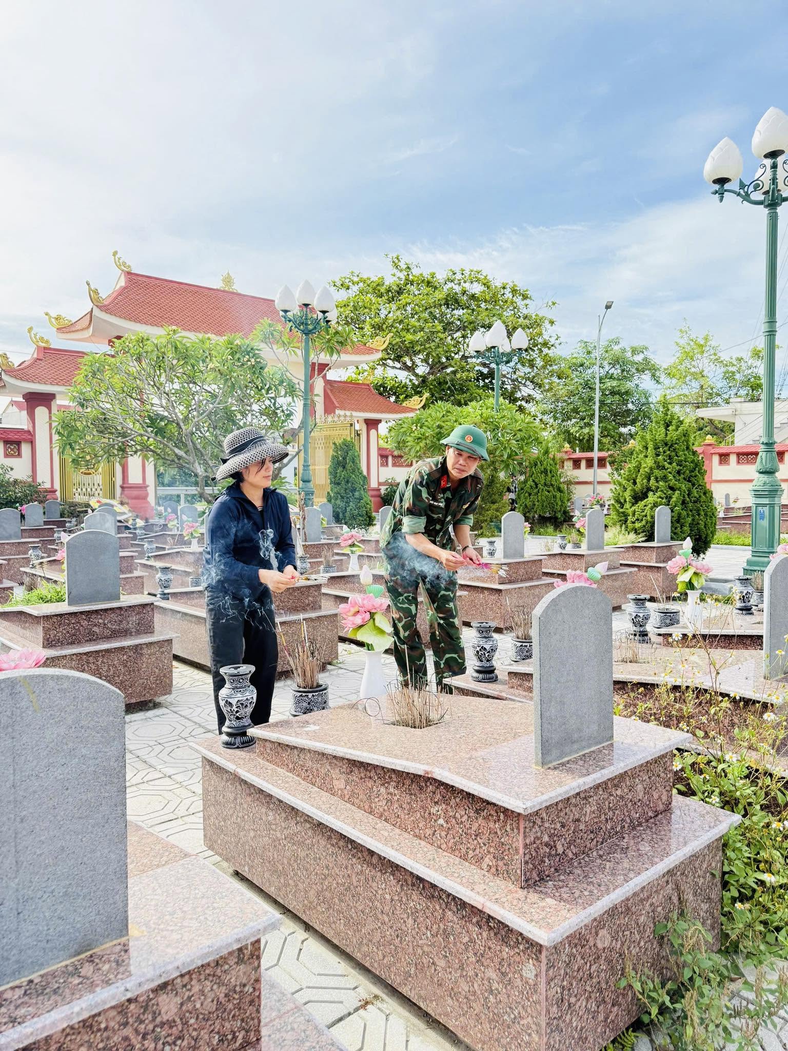 TRƯỜNG TIỂU HỌC LÝ NAM ĐẾ PHỐI HỢP VỚI KHO VŨ KHÍ - ĐẠN 2 TỔ CHỨC CHĂM SÓC NGHĨA TRANG LIỆT SĨ