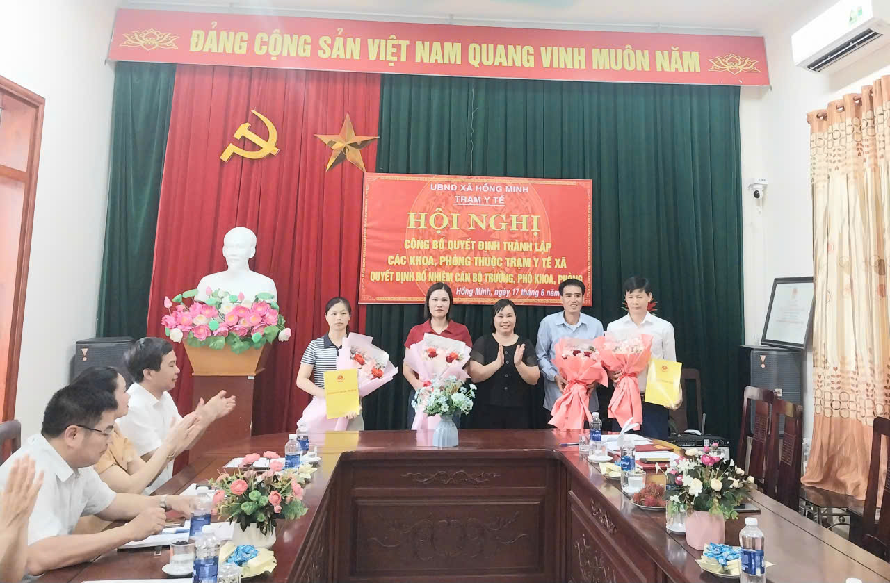 Hội nghị công bố quyết định thành lập các khoa, phòng thuộc Trạm Y tế và quyết định bổ nhiệm cán bộ trưởng, phó khoa, phòng.