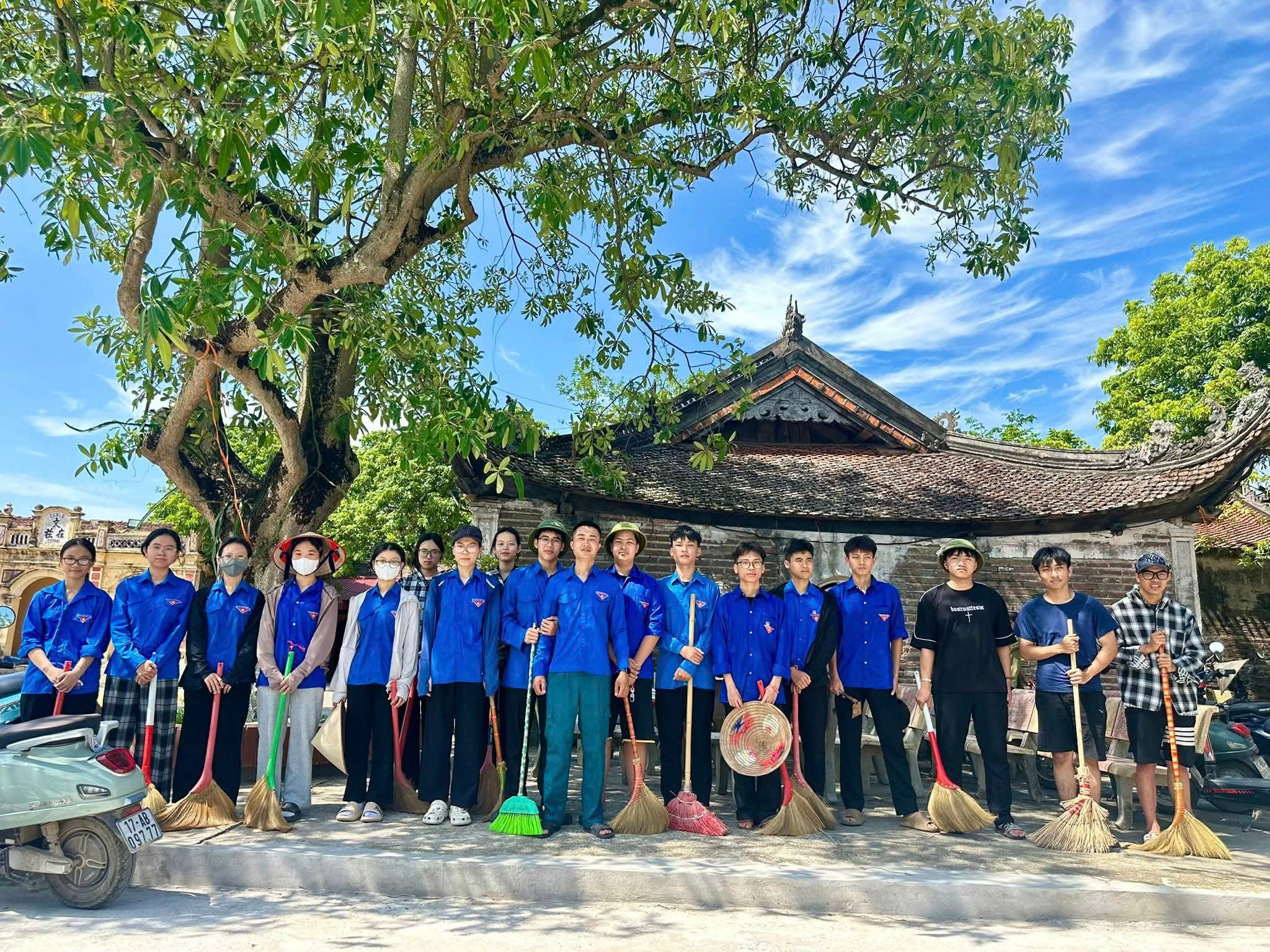 TUỔI TRẺ THÔN CỔ TRAI RA QUÂN DỌN DẸP VỆ SINH MÔI TRƯỜNG HƯỞNG ỨNG NGÀY CHỦ NHẬT TÌNH NGUYỆN