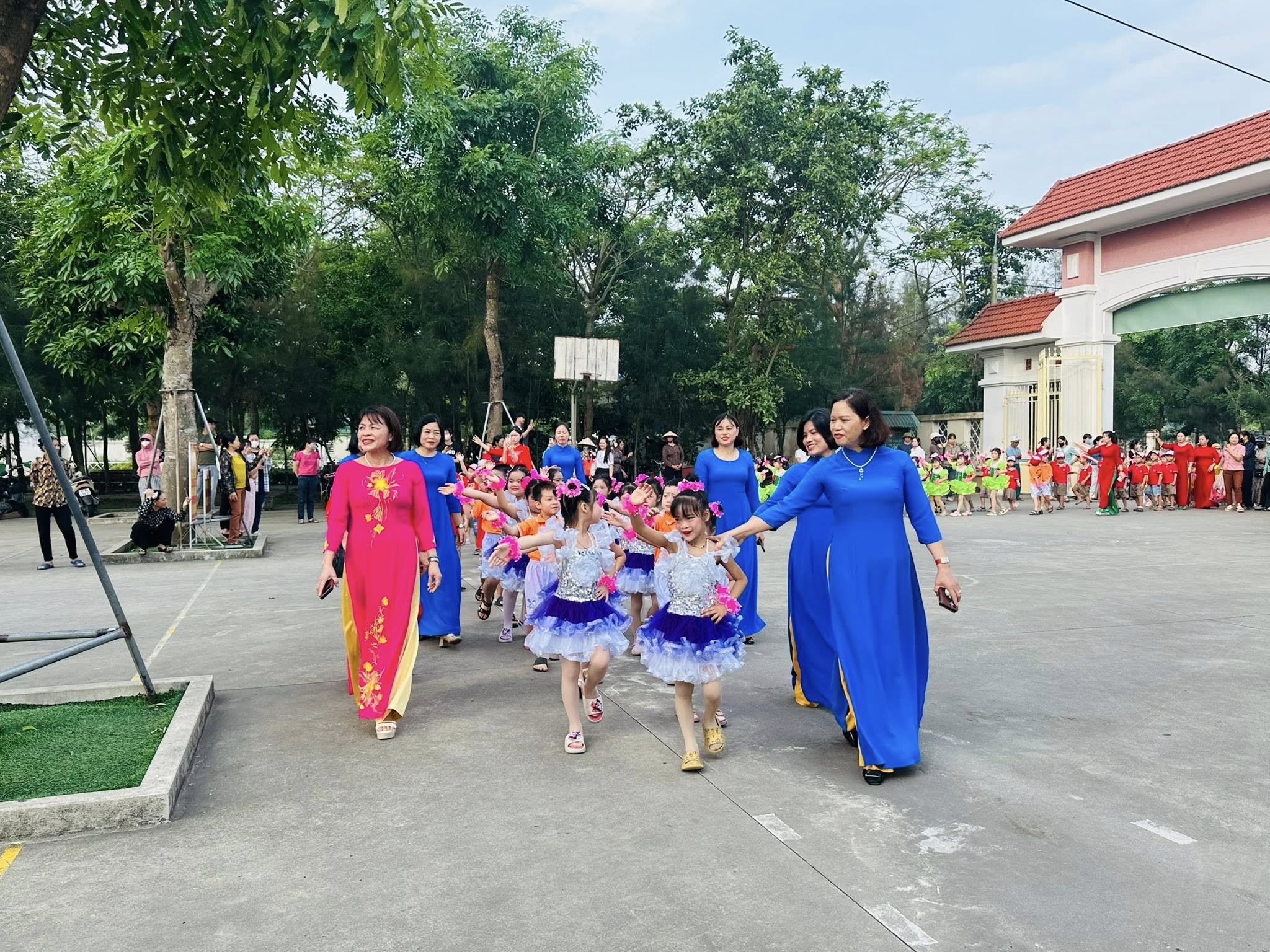 TRẢI NGHIỆM Ý NGHĨA CỦA CÁC EM HỌC SINH 5 TUỔI TRƯỜNG MẦM NON LÝ NAM ĐẾ