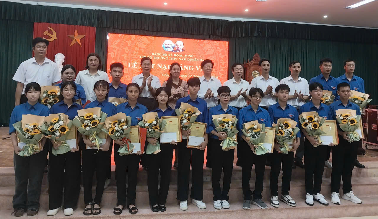 ĐẢNG BỘ XÃ HỒNG MINH: CHI BỘ TRƯỜNG THPT NAM DUYÊN HÀ TỔ CHỨC LỄ KẾT NẠP 15 ĐẢNG VIÊN MỚI