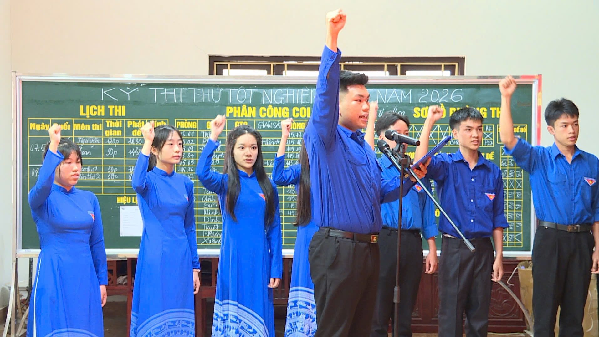 CHI BỘ TRƯỜNG THPT NAM DUYÊN HÀ TỔ CHỨC LỄ KẾT NẠP ĐẢNG VIÊN MỚI CHO 09 HỌC SINH ƯU TÚ