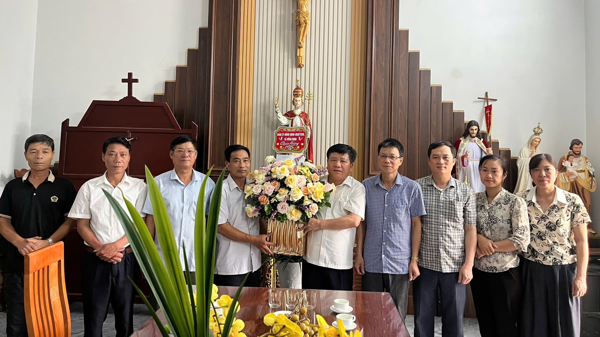 Lãnh đạo xã Hồng Minh thăm, chúc mừng các giáo xứ nhân dịp Lễ Phục sinh 2026