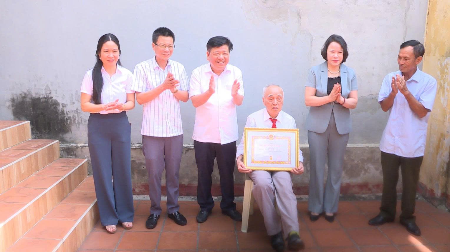 Đồng chí Hiệu trưởng Trường Chính trị Nguyễn Văn Linh trao tặng Huy hiệu Đảng tại xã Hồng Minh