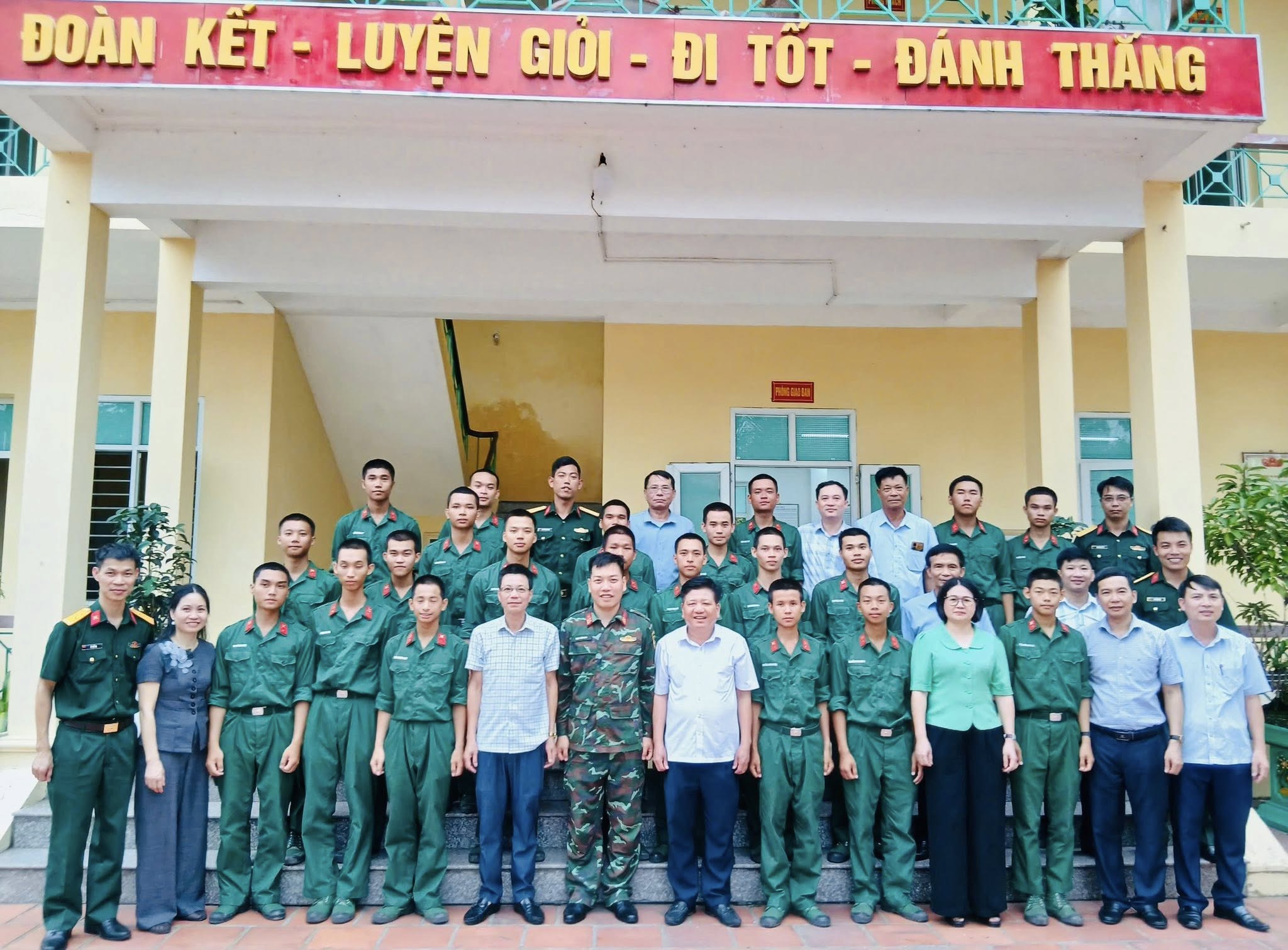 XÃ HỒNG MINH THĂM, ĐỘNG VIÊN TÂN BINH TẠI TRUNG ĐOÀN 2, SƯ ĐOÀN 395