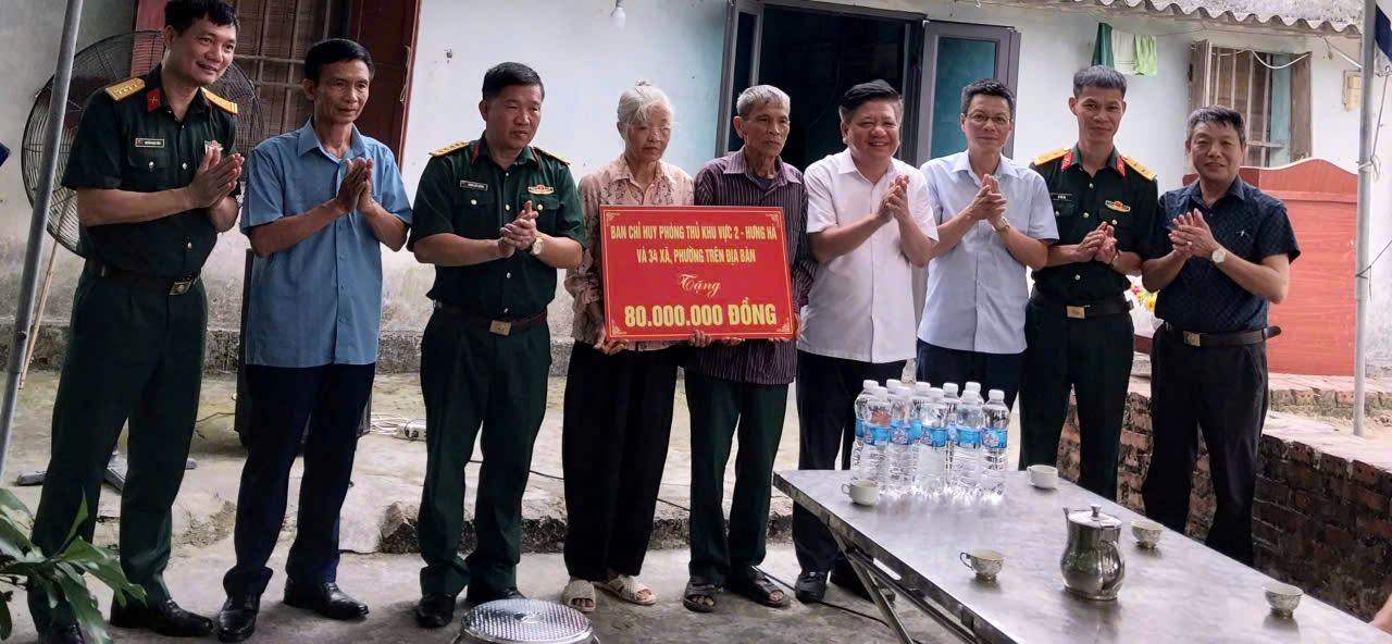 Trao kinh phí xây dựng Nhà tình nghĩa cho gia đình chính sách tại xã Hồng Minh