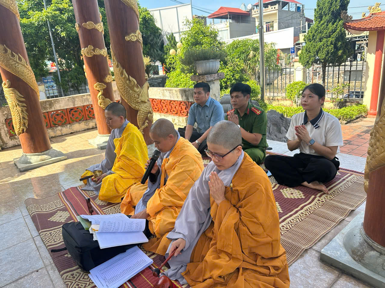 Lễ cầu siêu do Sư thầy Thích Đàm Trừng trụ trì chùa Vạn Kiếp chủ lễ tại Đài tưởng niệm các Anh hùng Liệt sĩ xã Hồng Minh 