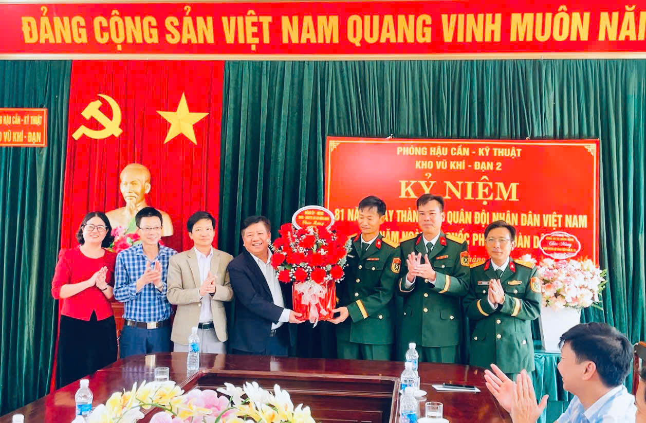 Các đồng chí lãnh đạo xã thăm, chúc mừng đơn vị quân đội nhân dịp kỷ niệm 81 năm Ngày thành lập Quân đội nhân dân Việt Nam