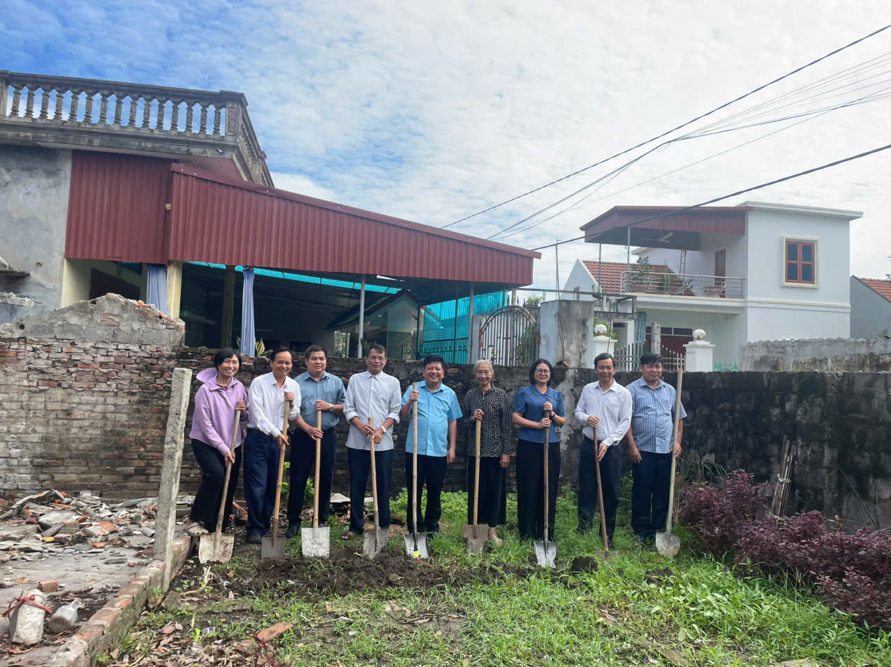ĐỢT II KHỞI CÔNG NHÀ TÌNH NGHĨA TẠI XÃ HỒNG MINH ẤM ÁP NGHĨA ĐẢNG, LÒNG DÂN